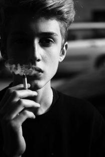 欧美帅哥看镜头图片,魅力四溢的瞬间捕捉